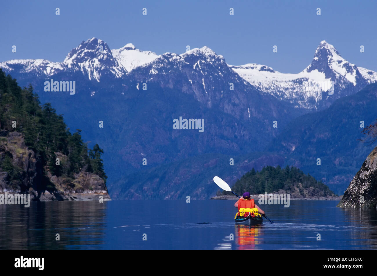 Kajakfahrer Meer im Prideaux Haven, Desolation Sound; Coast Mountains im Hintergrund, Britisch-Kolumbien, Kanada. Stockfoto