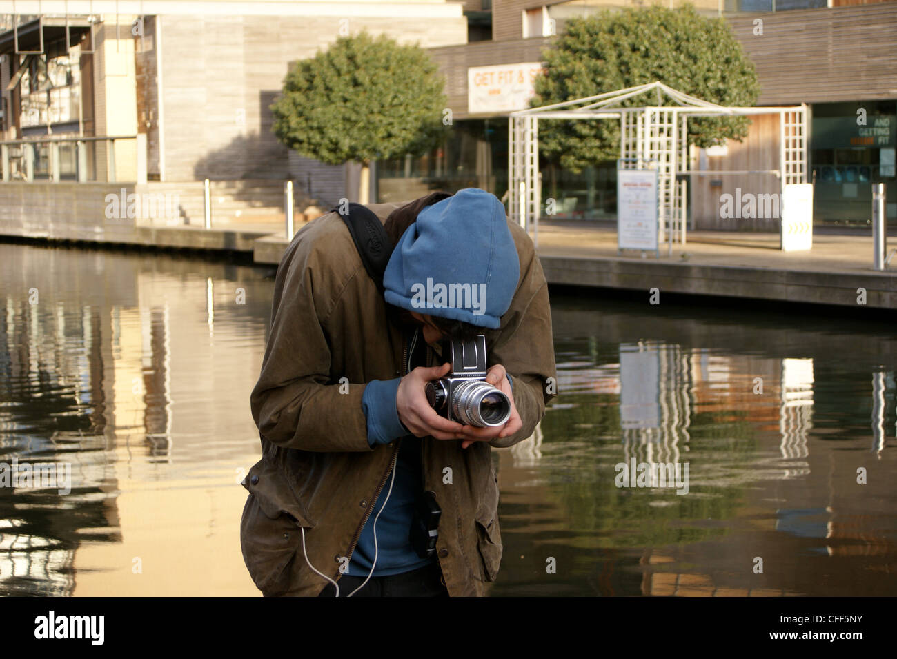 Eine Fotografie-Studentin mit dem Fotografieren mit einer Hasselblad-Kamera auf einem Kanal Leinpfad in London Stockfoto