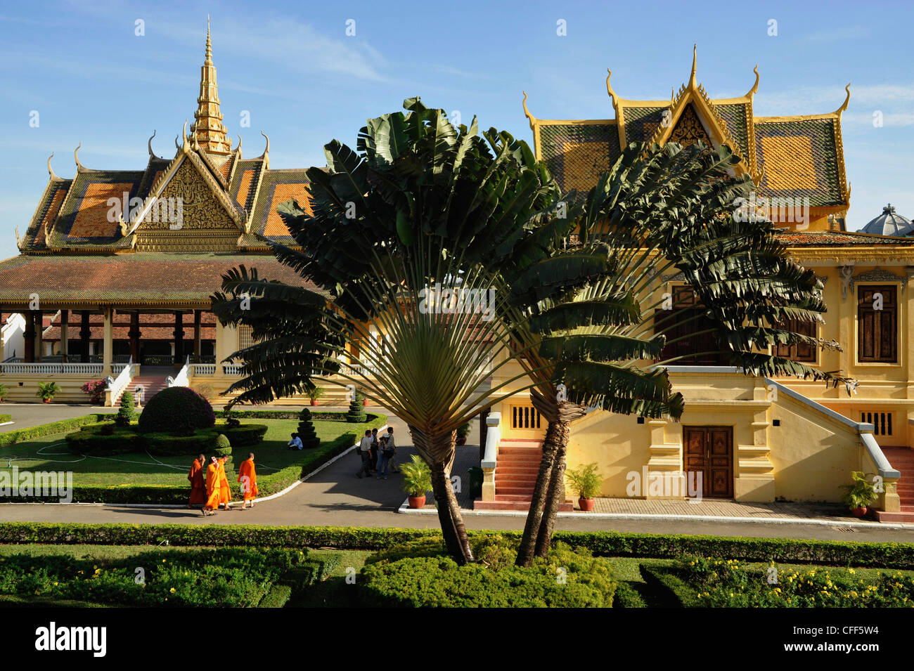 Garten mit Mönchen, Königspalast, Pnom Penh, Kambodscha Stockfoto
