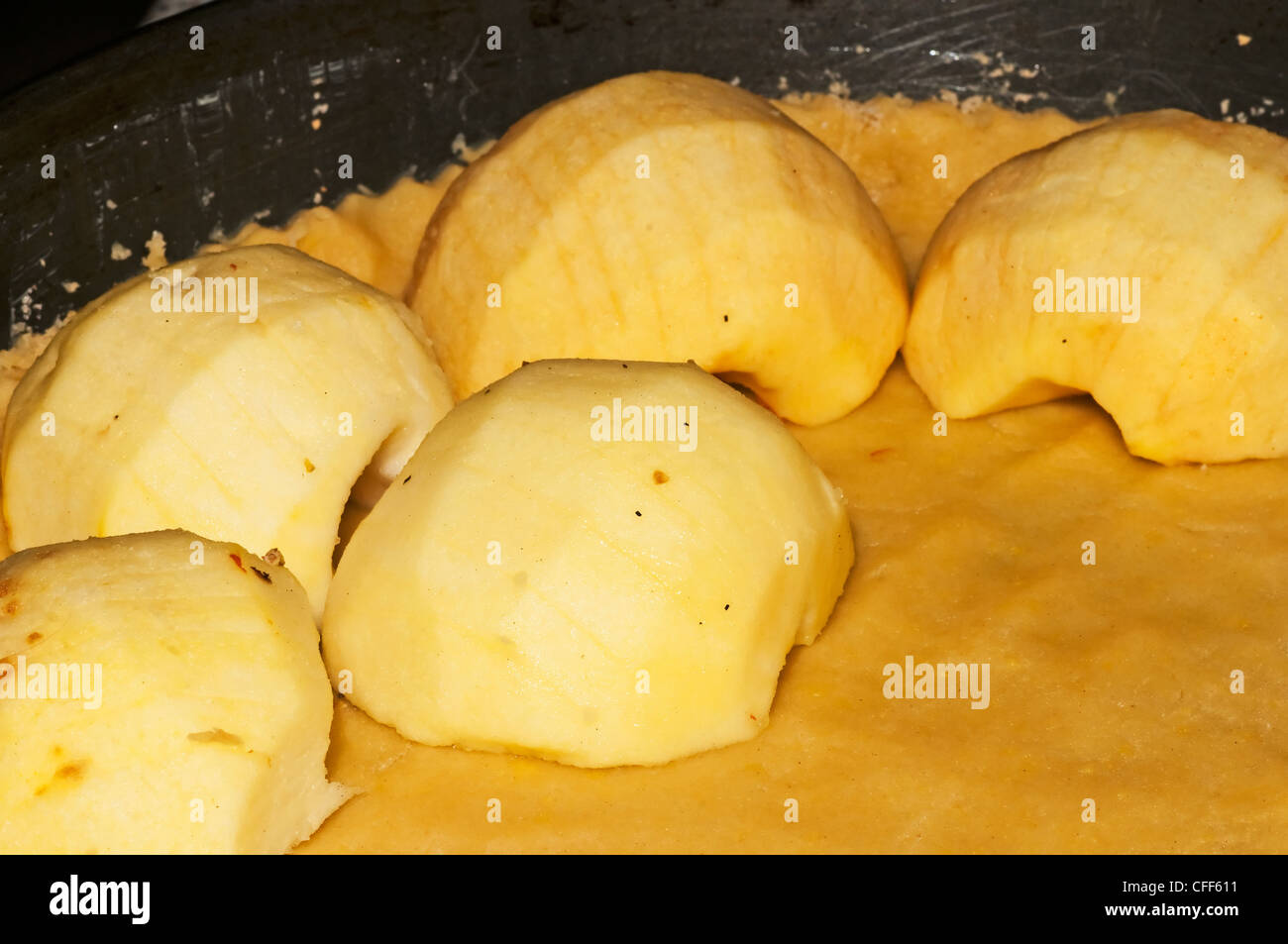 ein Apfelkuchen vorbereiten Äpfel und Teig Stockfoto