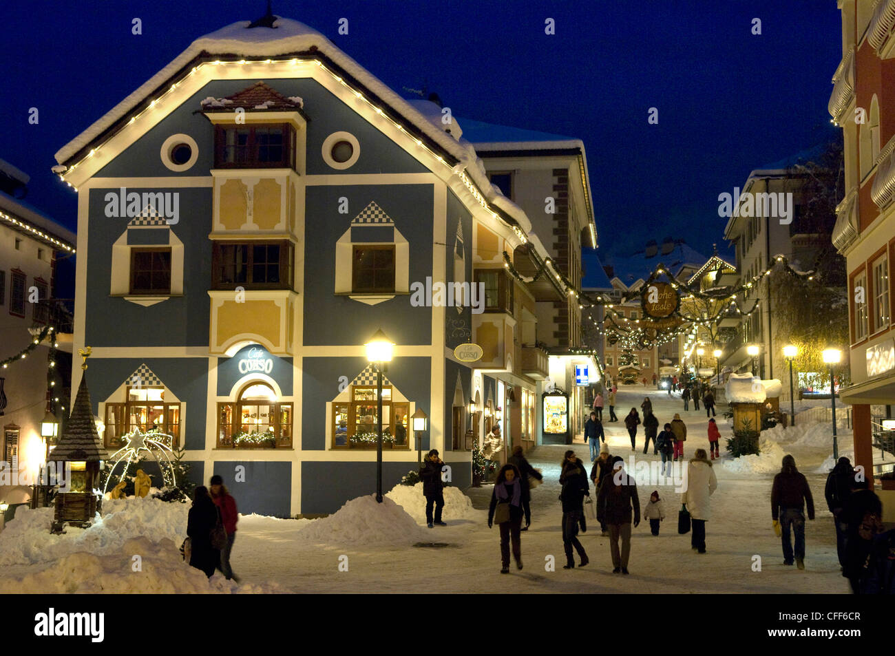 Menschen im verschneiten Straße am Abend, St. Ulrich, Val Gardena, Südtirol, Italien, Europa Stockfoto