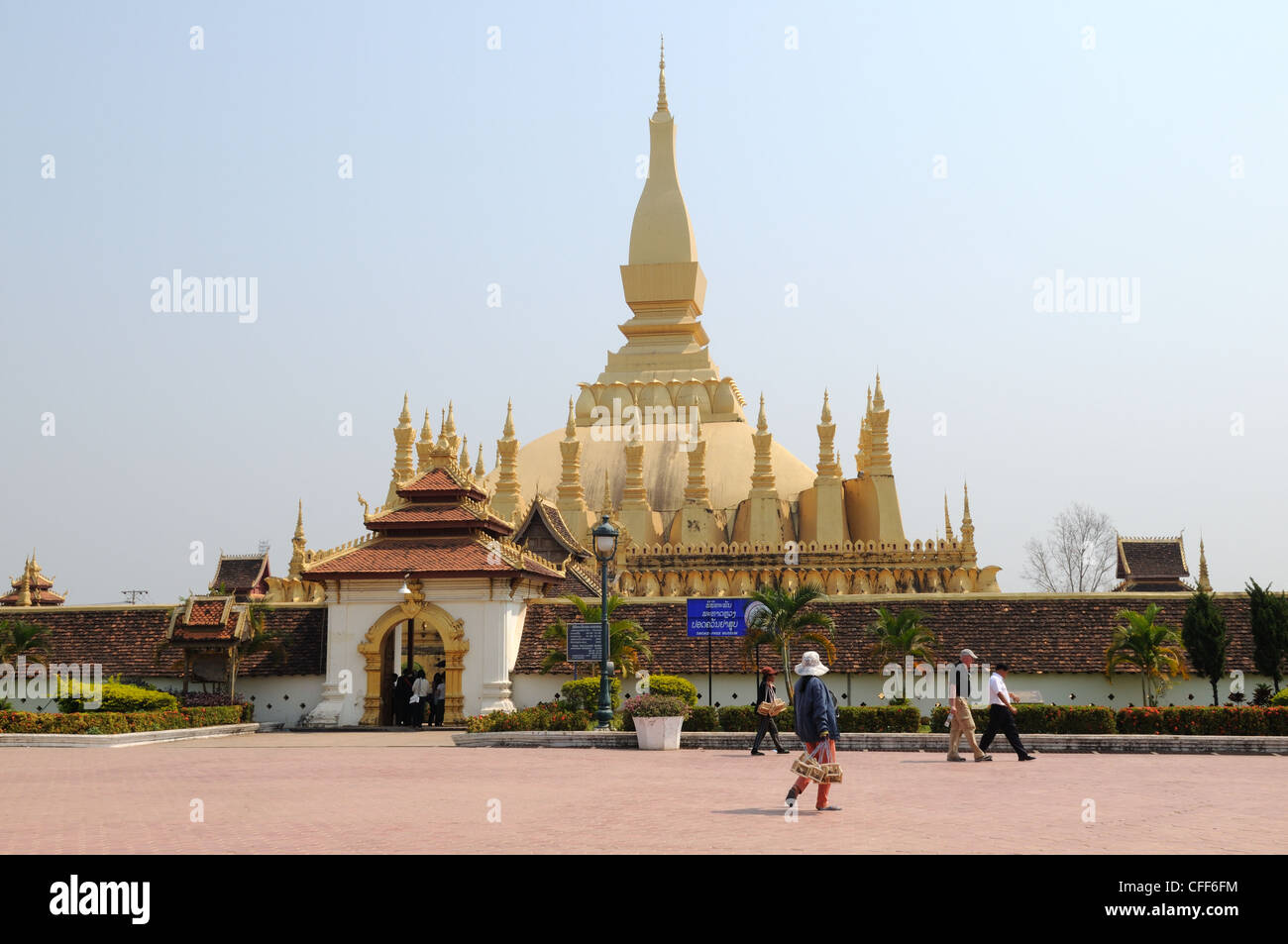 Lao Frau vorbeigehen Pha, dass Luang Vientiane Laos tragen kleine Käfige für Vögel für Segen und Glück Laos veröffentlicht werden soll Stockfoto