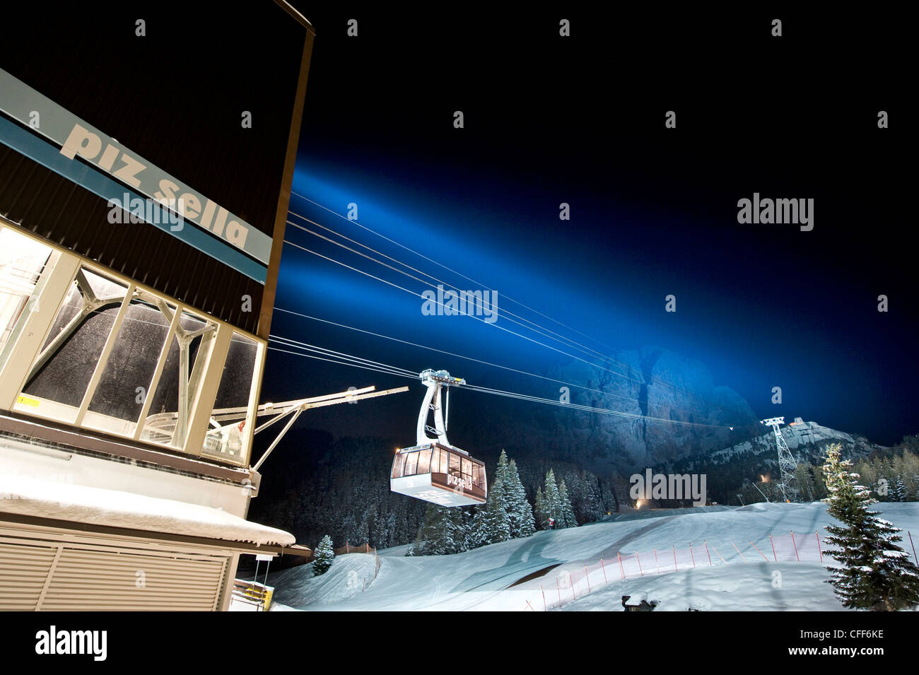 Beleuchtete Seilbahn über Skipiste in der Nacht, Sella, Alto Adige, Südtirol, Italien, Europa Stockfoto