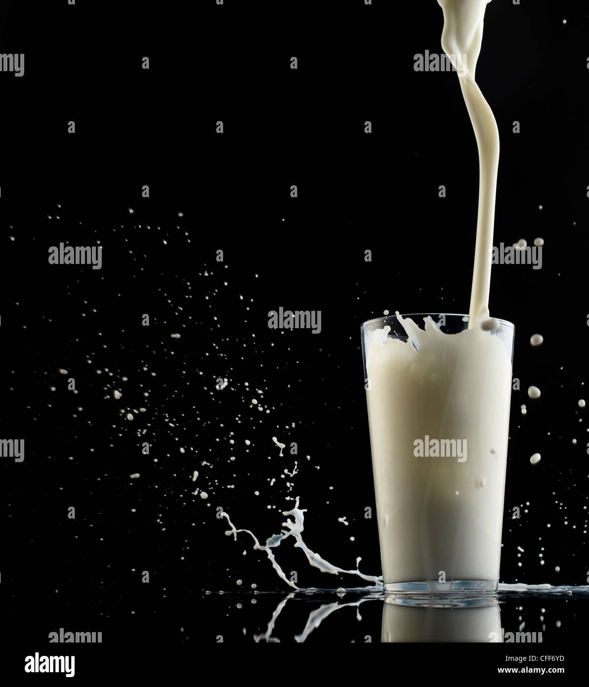 Milch in ein Glas Spritzen Stockfoto