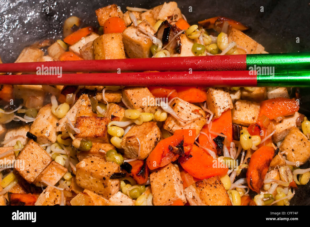 Chinesischer Wok mit Karotten, Tofu, Soja-Sprossen Stockfotografie - Alamy