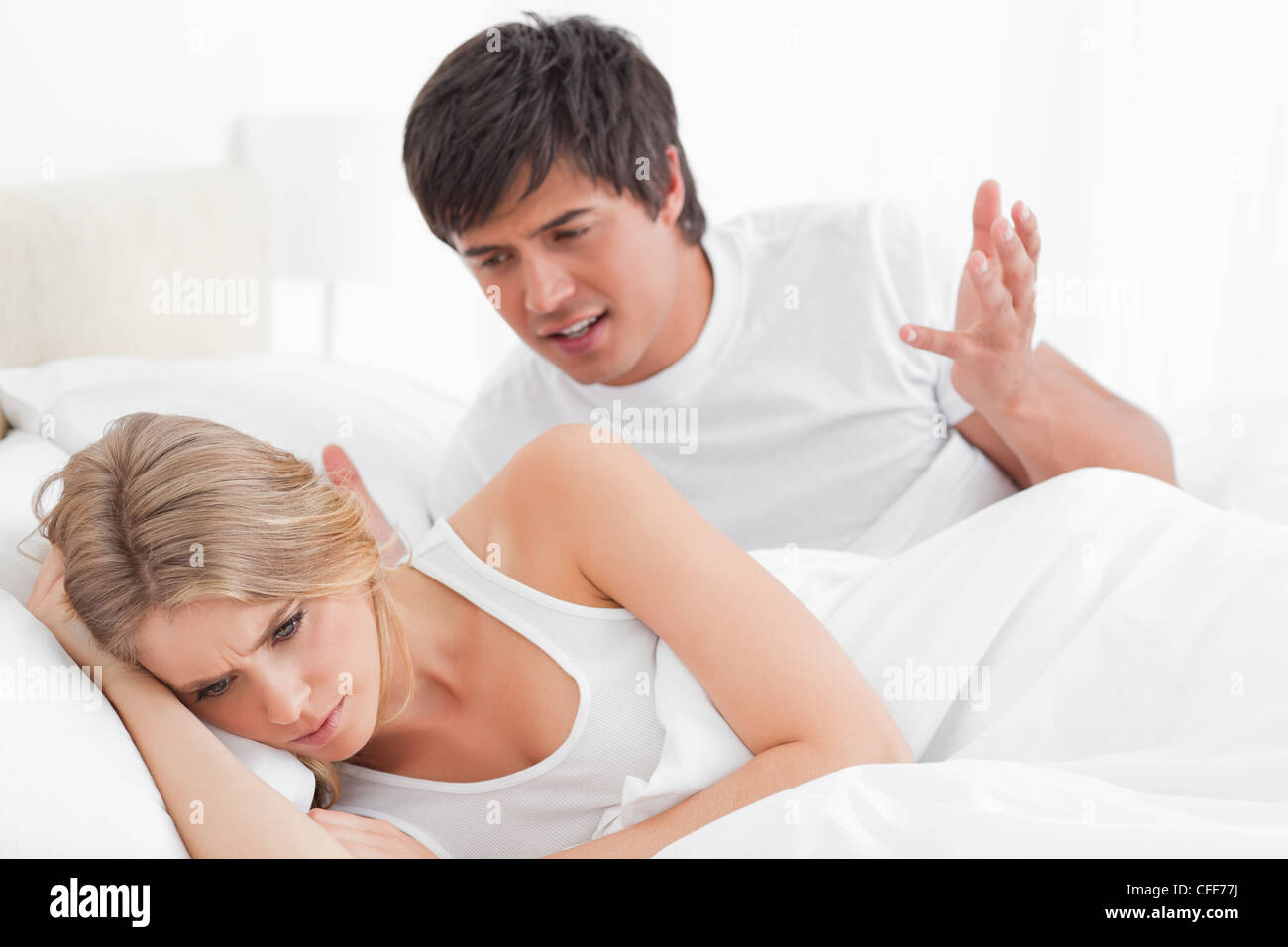 Mann und Frau streiten im Bett, drehte sie wieder auf ihn wütend Stockfoto