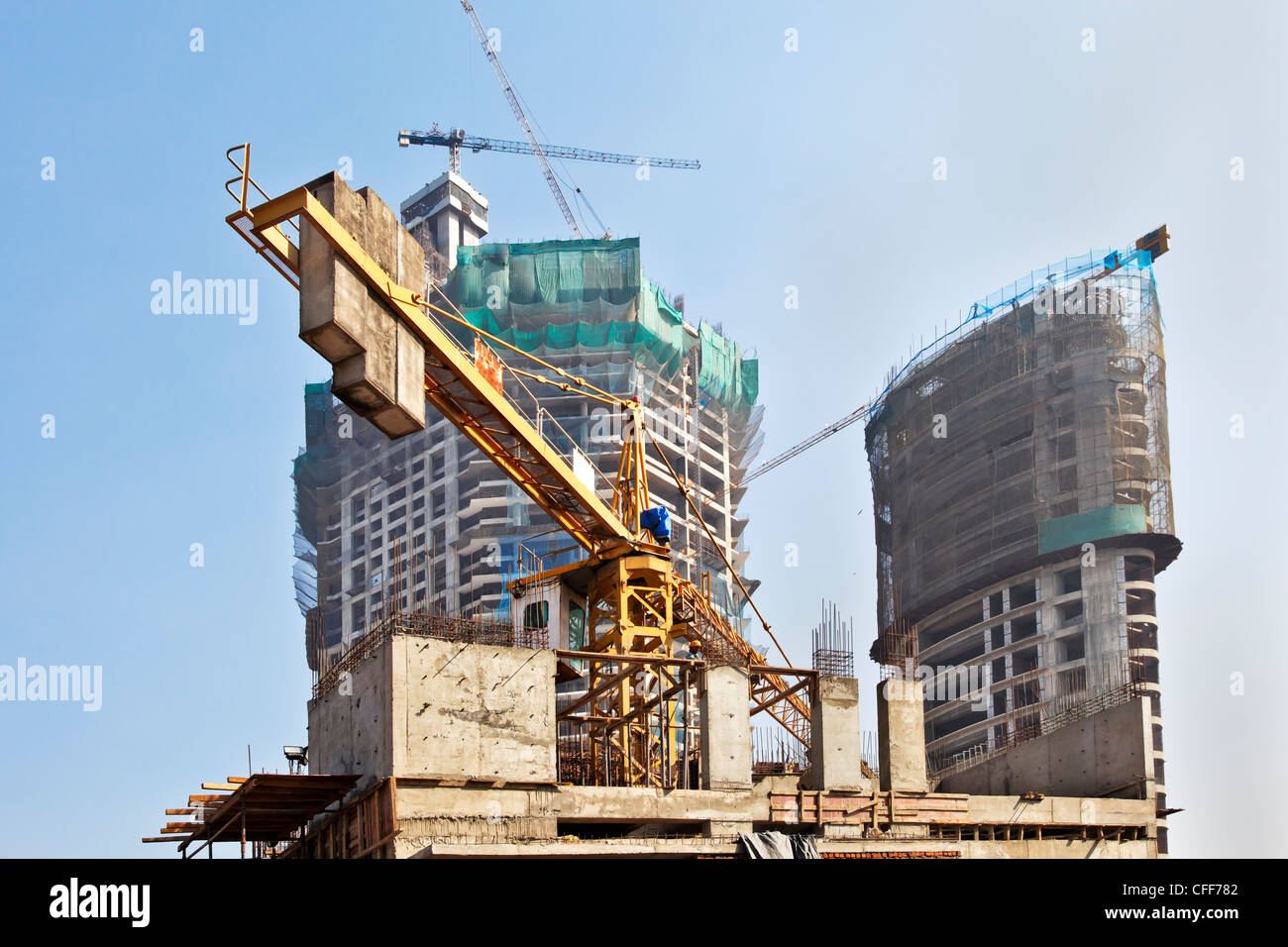 horizontale Entwicklungen und heben Krane Füllung Skyline von Mumbai Stockfoto