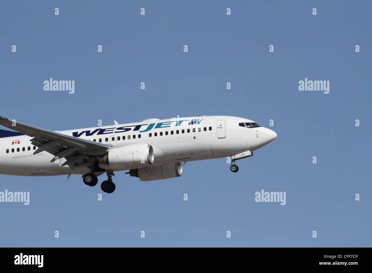 JETLINER AM CALGARY INTERNATIONAL AIRPORT KOMMEN FÜR EINE LANDUNG Stockfoto