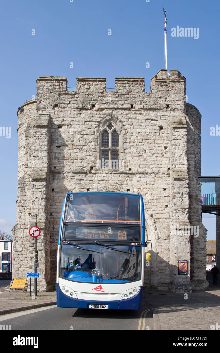 Westgate Towers Canterbury UK Double Decker Bus verhandelt die sehr schmalen Torbogen. Stockfoto
