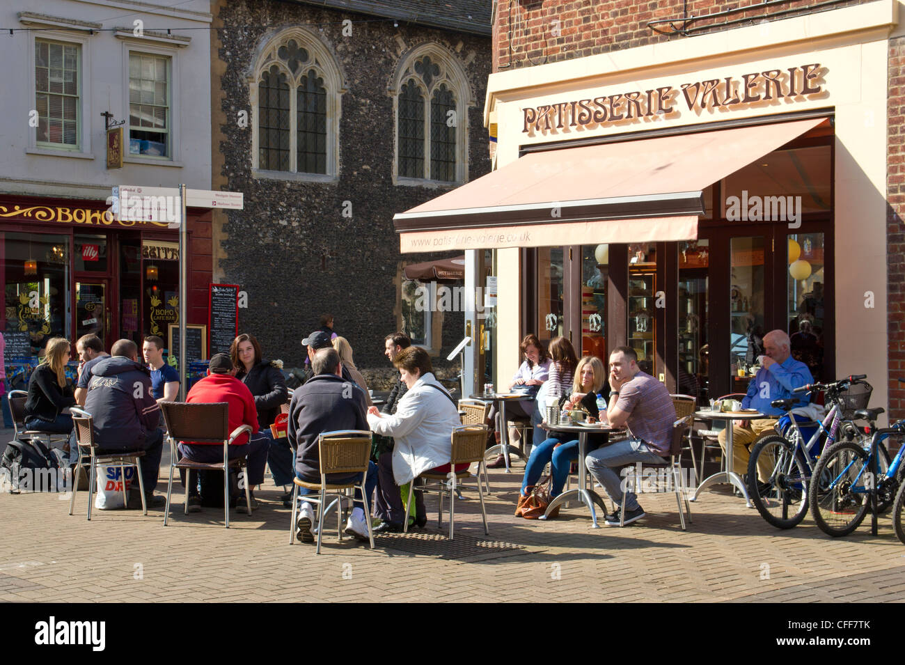Canterbury UK Patisserie Valerie Coffee Gebäck Kuchen.  Kunden außerhalb Kaffeetrinken in der Sonne sitzen. Stockfoto