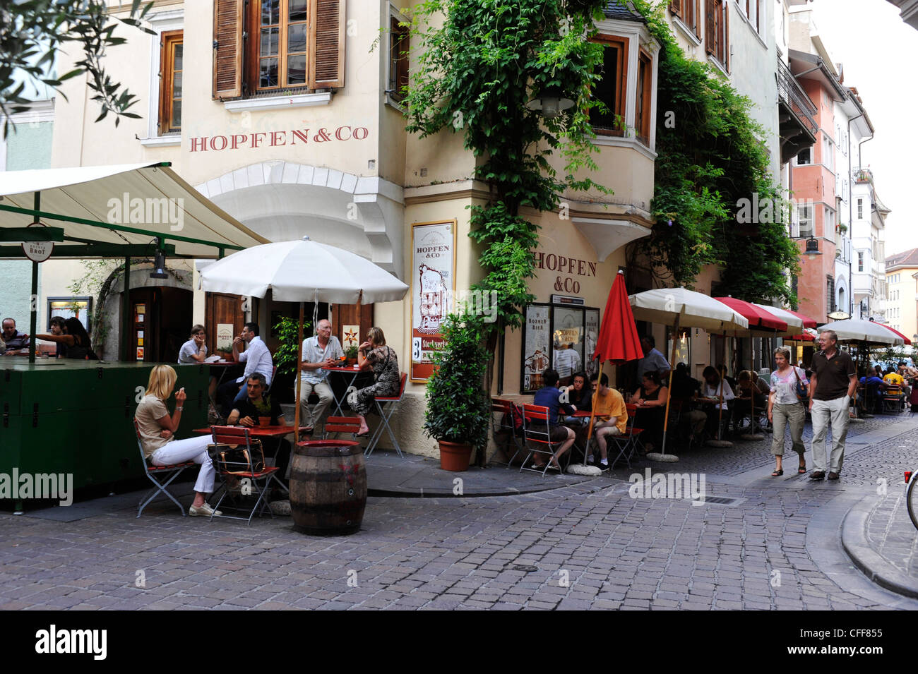Menschen in Restaurants an der alten Stadt, Bozen, Südtirol, Alto Adige, Italien, Europa Stockfoto