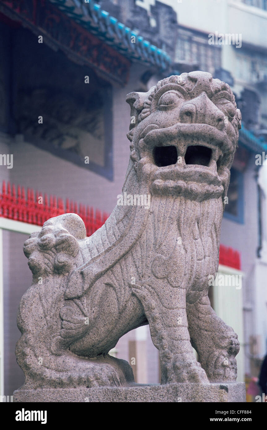 China, Hong Kong, Hollywood Road, Löwenstatue in Man Mo Tempel Stockfoto