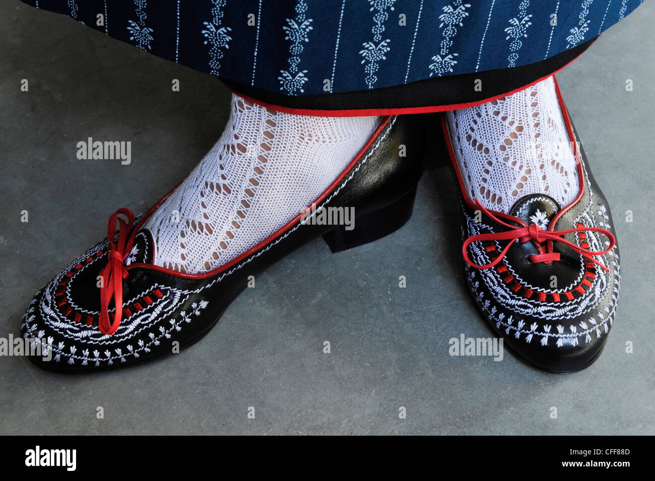 Blick auf traditionelle Schuhe einer Frau in einem Geschäft, Meran,  Südtirol, Alto Adige, Italien, Europa Stockfotografie - Alamy