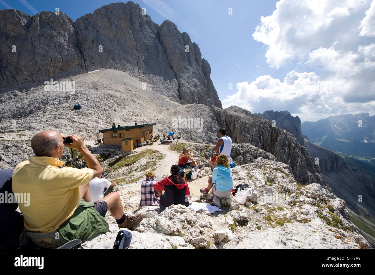 Wanderer eine Rast am Santnerpass im Sonnenlicht, Dolomiten, Südtirol, Alto Adige, Italien, Europa Stockfoto