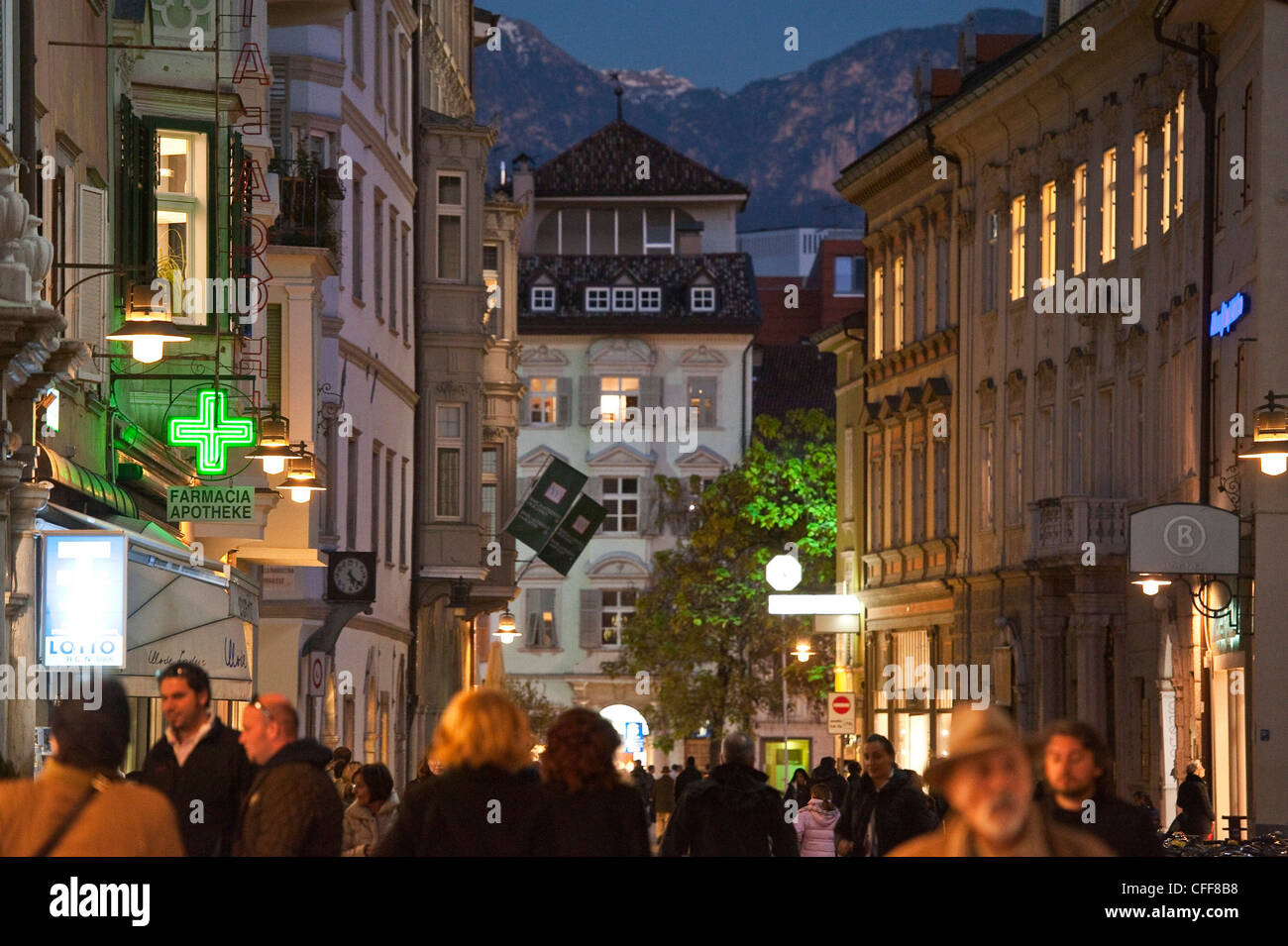 Menschen auf der Straße in der Altstadt in den Abend, Bozen, Südtirol, Alto Adige, Italien, Europa Stockfoto