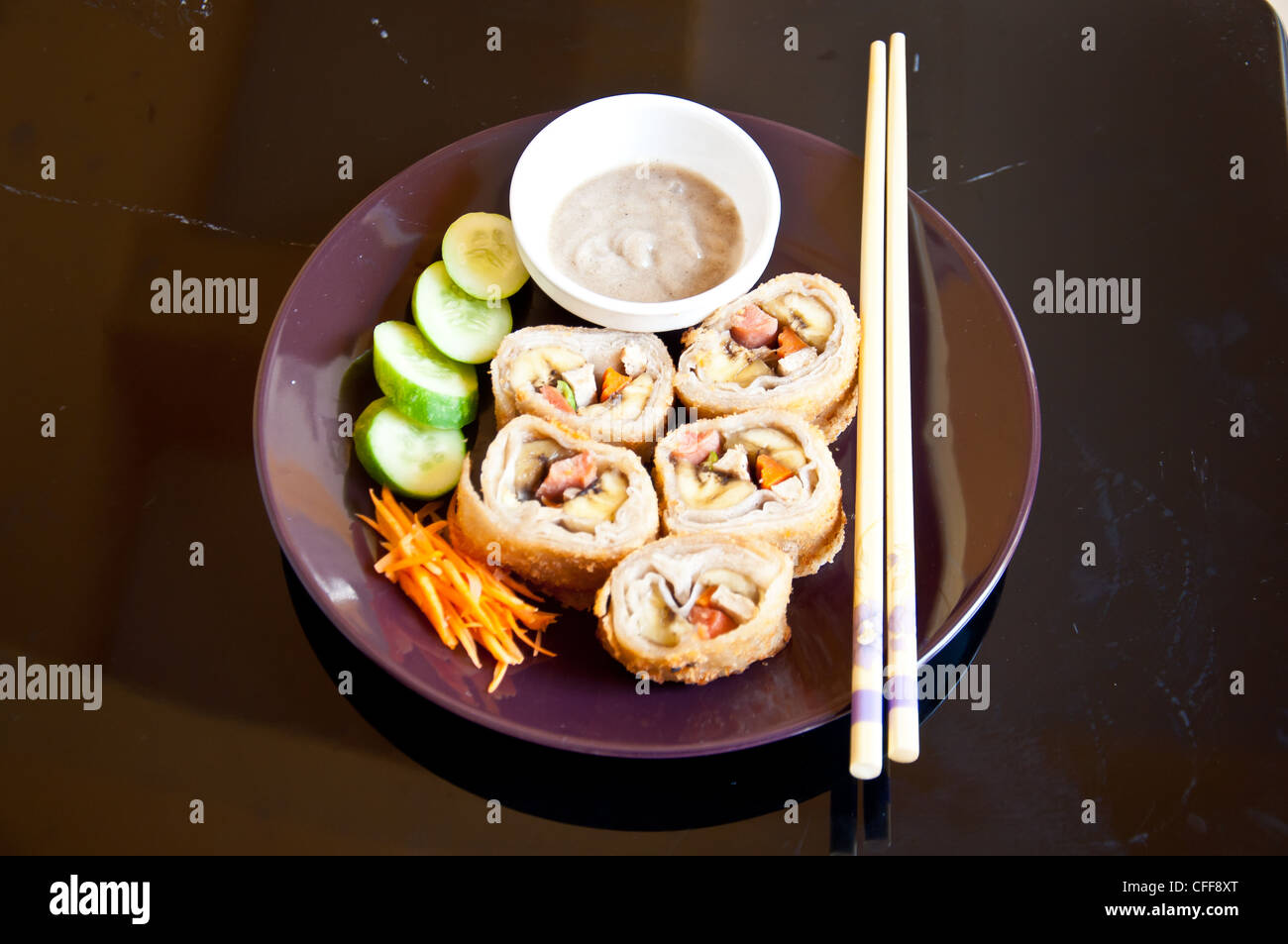 Vegetarisches Essen gebratene Frühlingsrolle Stockfoto