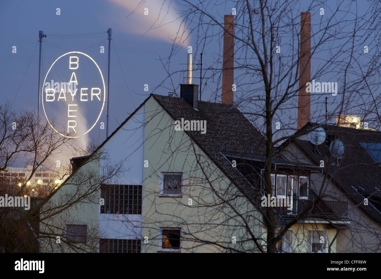 Wohnhäuser in der Nähe einer Chemiefabrik Bayer in Deutschland Stockfoto
