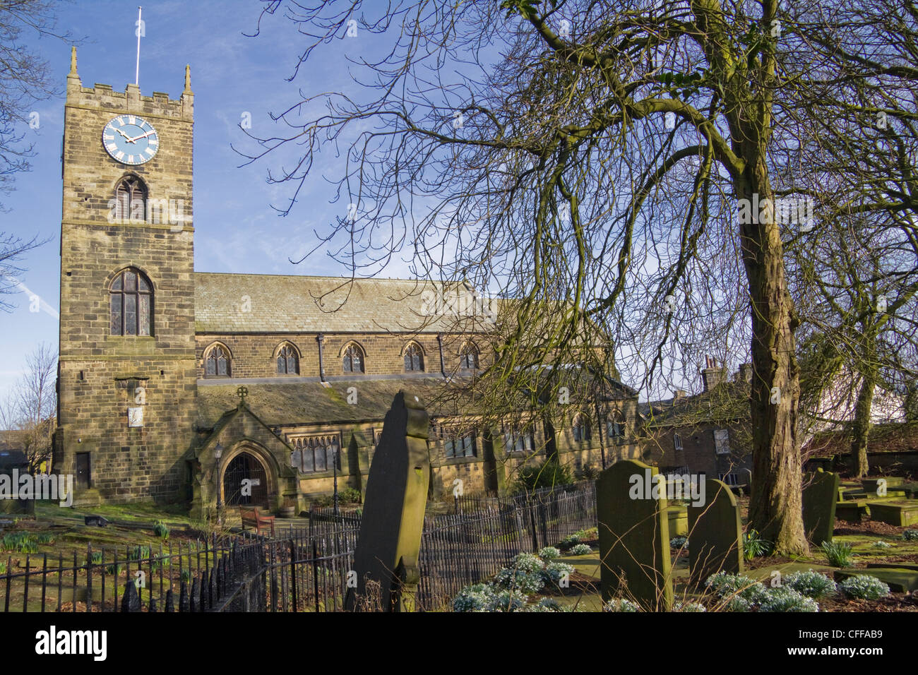 St Michaels und alle Engel Pfarrkirche und Friedhof in Haworth, West Yorkshire, England, UK Stockfoto