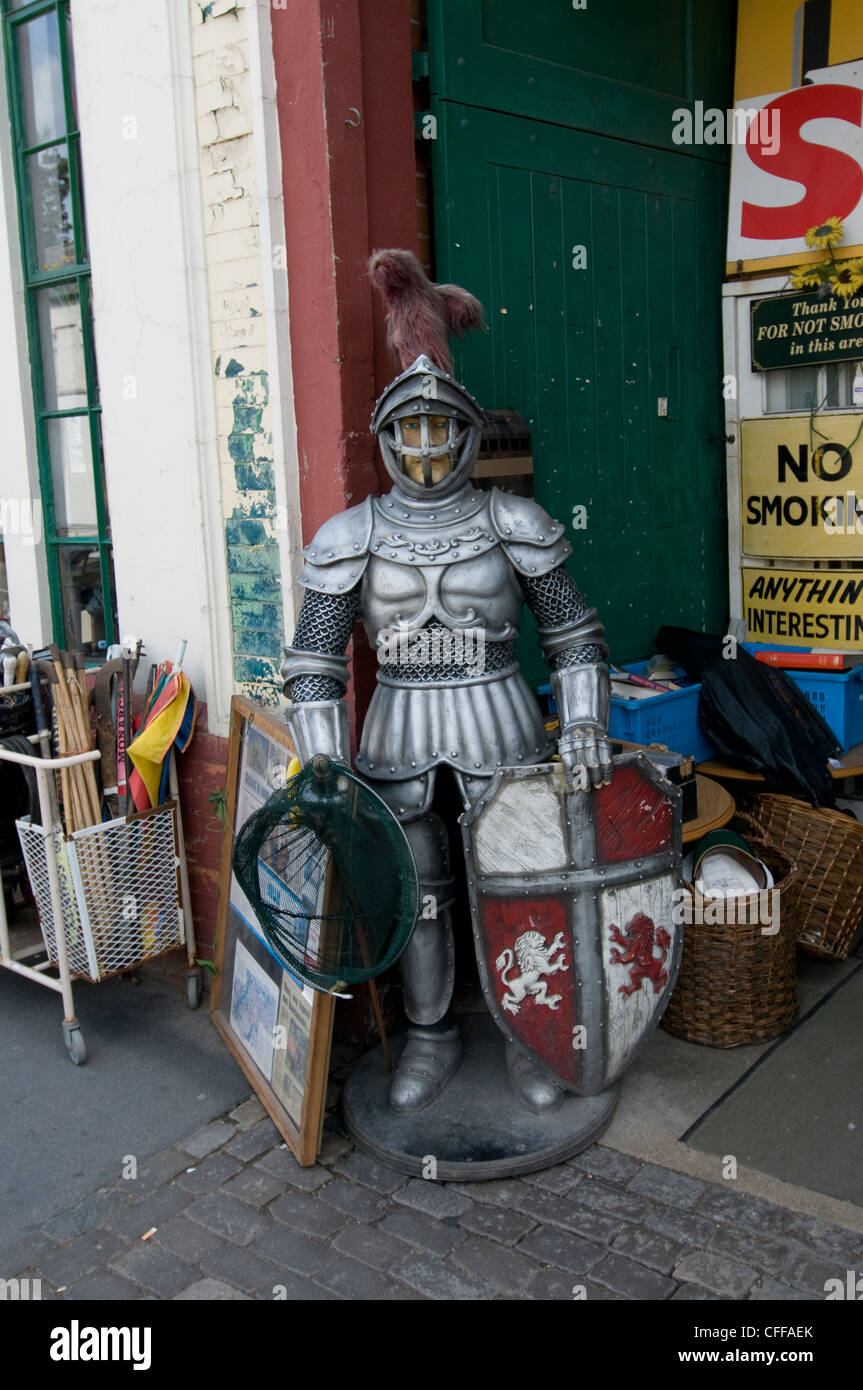 Rüstung stand draußen ein Trödelladen Stockfoto