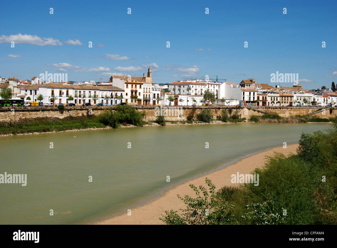 Fluss Guadalquivir und am Flussufer Bauten, Cordoba, Provinz Córdoba, Andalusien, Südspanien, Westeuropa. Stockfoto