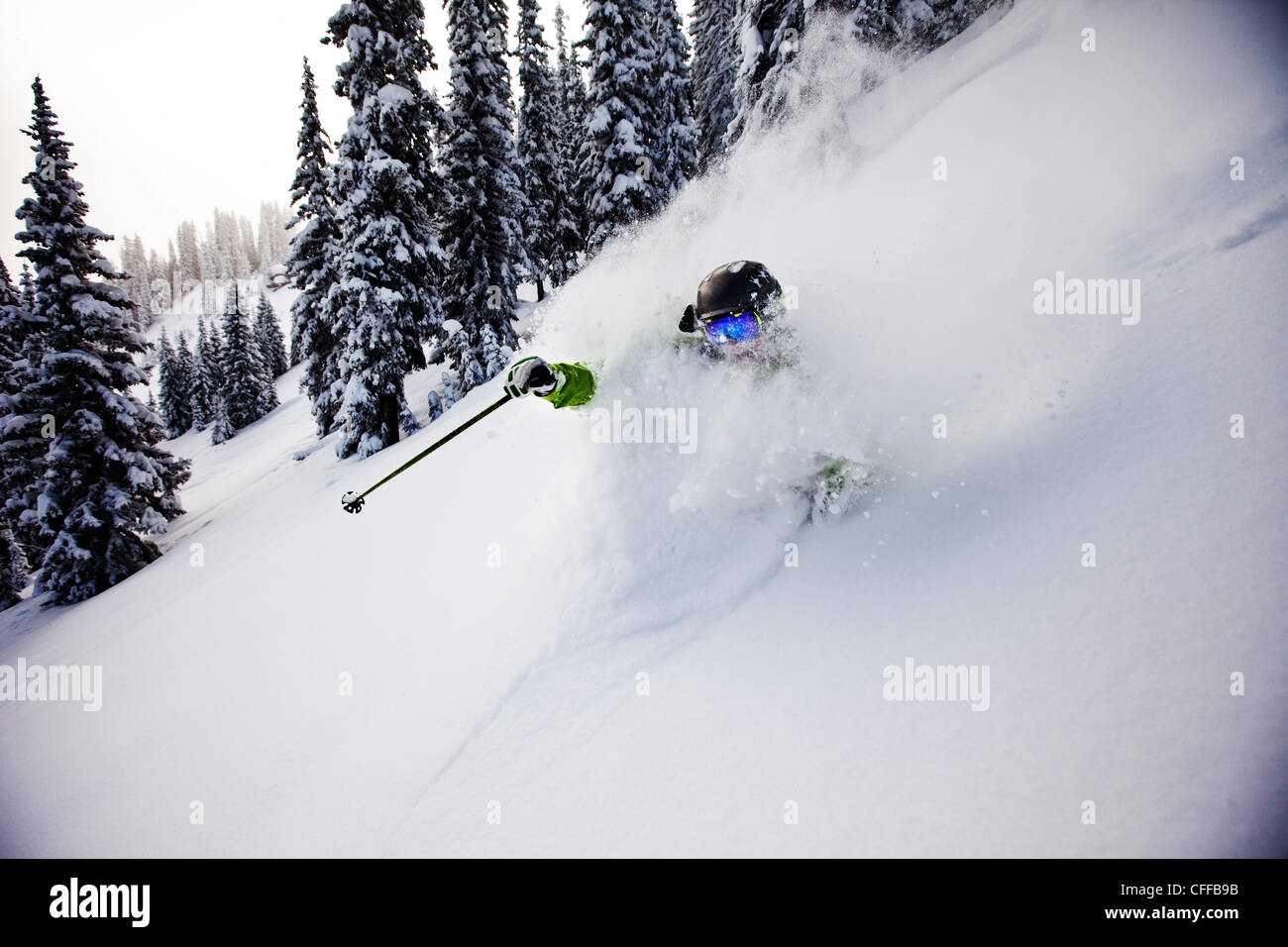 Ein sportliche Skifahrer reißt frischen Tiefschnee Umdrehungen im Hinterland an einem stürmischen Tag in Colorado. Stockfoto
