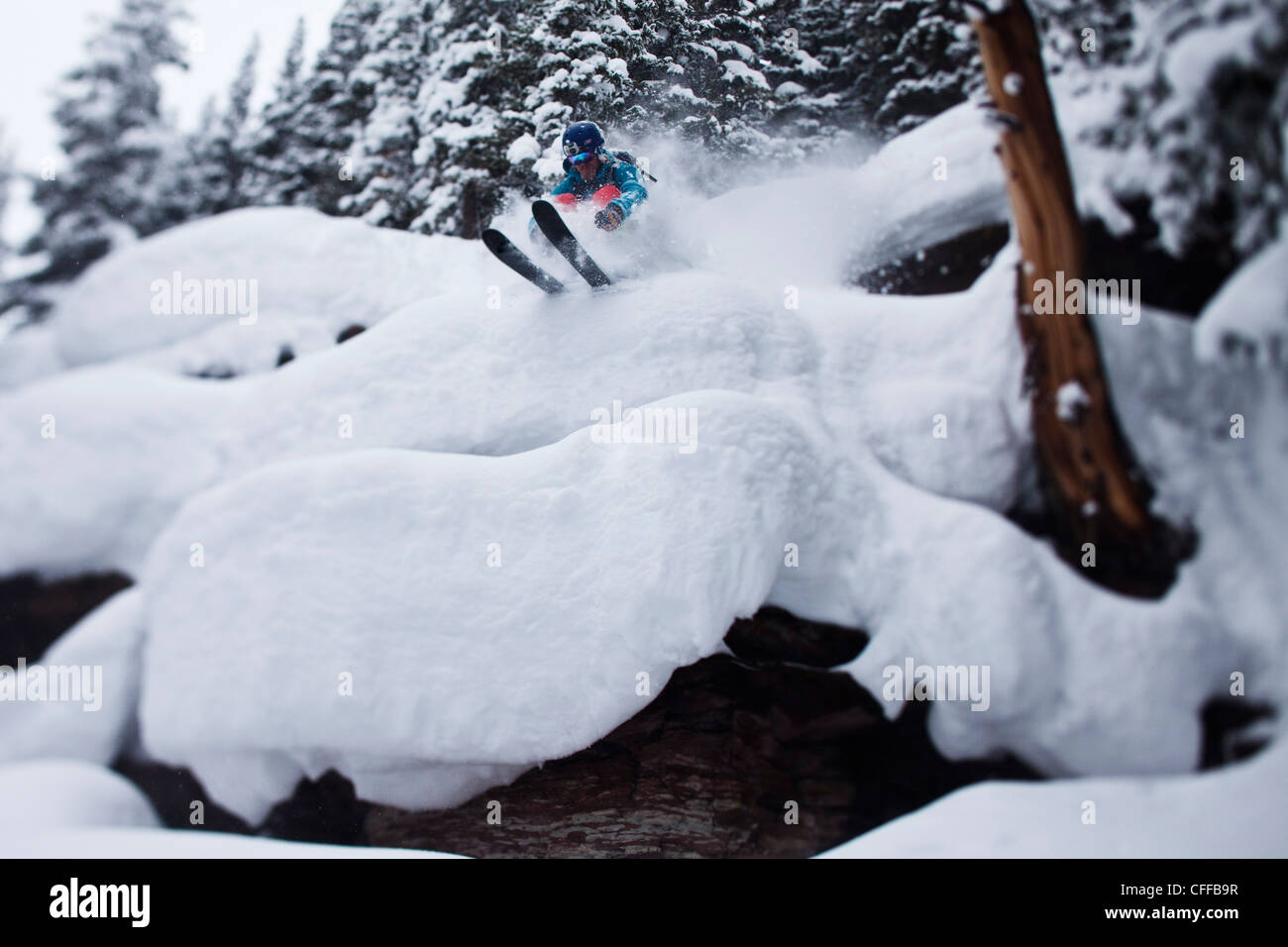 Ein männlicher Skifahrer Blasten durch Pulverkissen im Hinterland in Colorado. Stockfoto