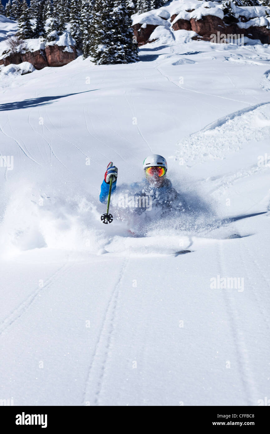 Ein sportliche Skifahrer reißt frischem Powder Turns im Hinterland an einem sonnigen Tag in Colorado. Stockfoto