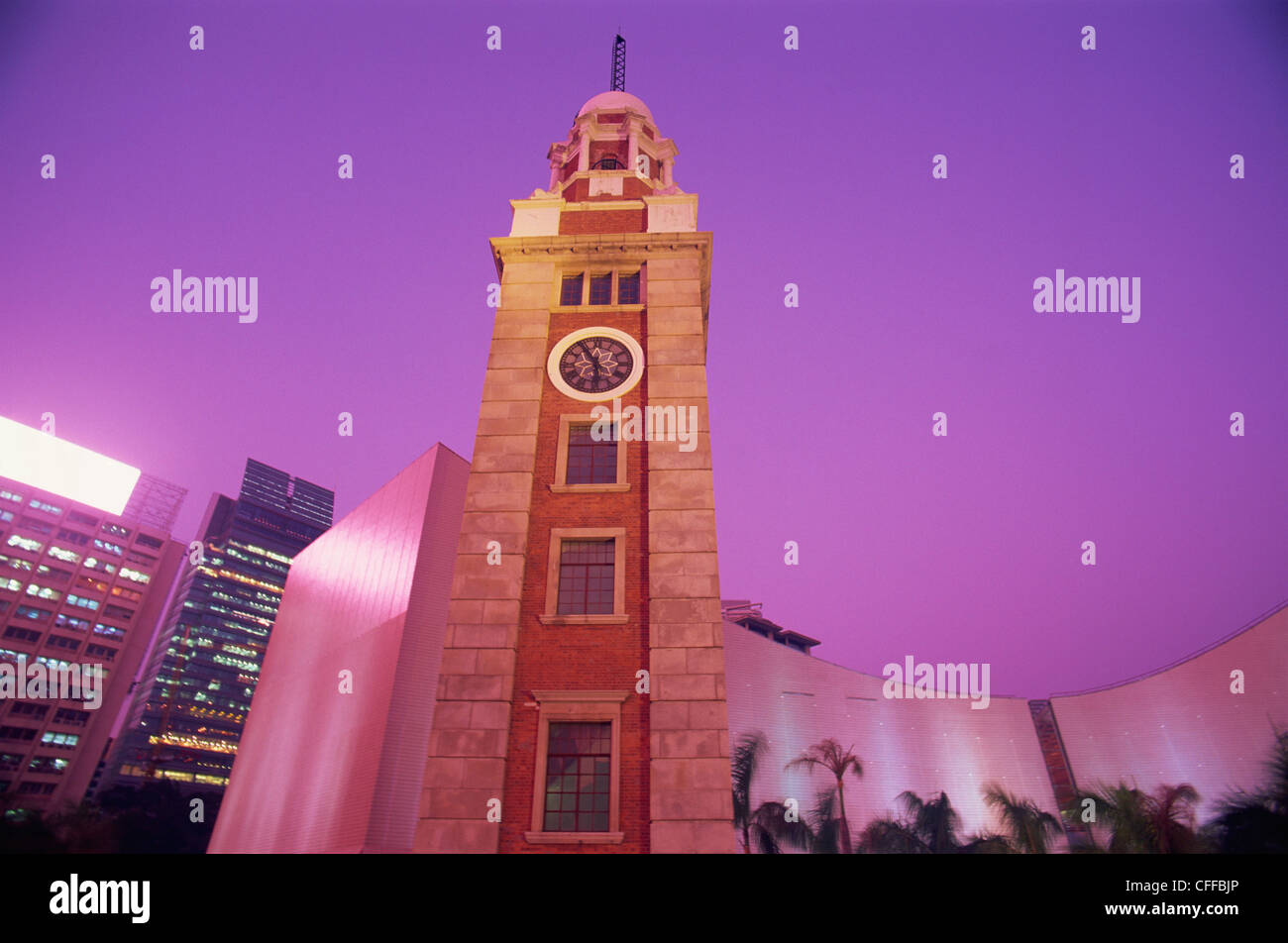 China, Hong Kong, Tsim Sha Tsui, Kowloon Canton Railway Station Uhrturm in der Abenddämmerung Stockfoto