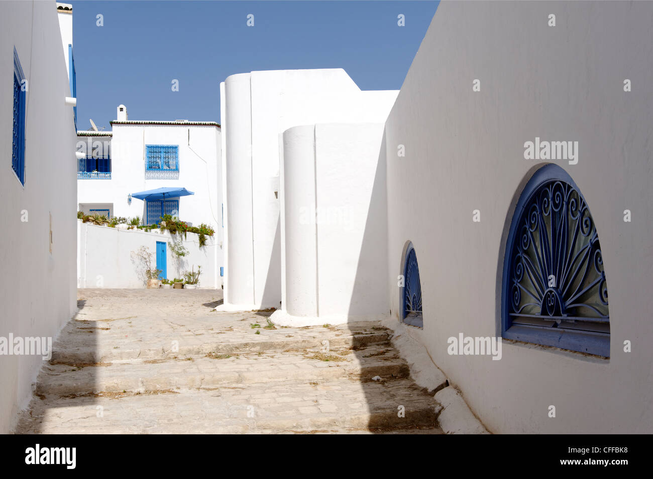 IDI Bou Said. Tunesien. Blick auf typische ganz ruhigen Gasse ausgekleidet mit weiß getünchten Wänden und blauen Türen und blaue Fenster Stockfoto