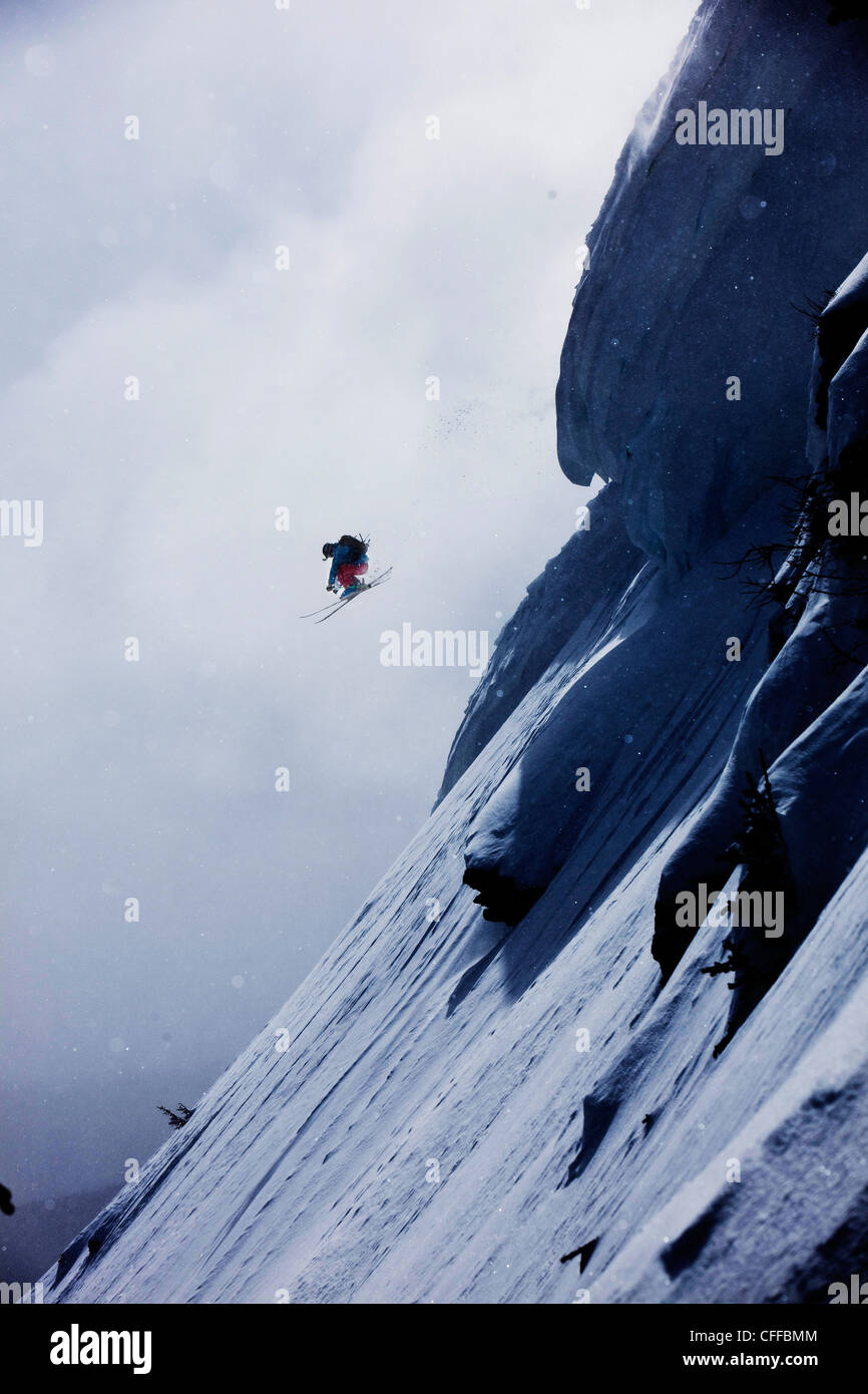 Ein Skifahrer von einem riesigen Gesims in Colorado zu springen. Stockfoto