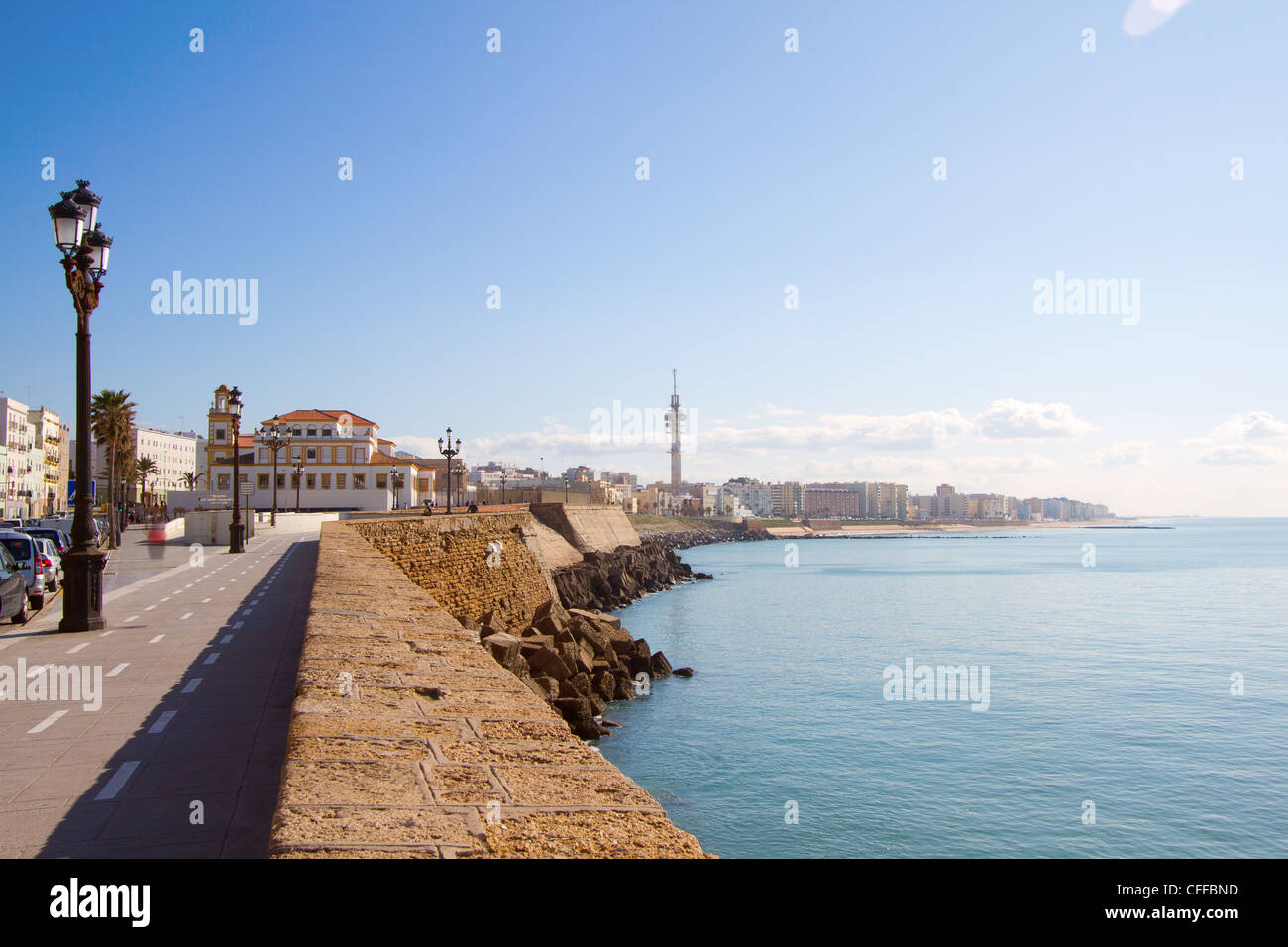 Blick auf die Promenade am Meer in Cadiz, Spanien Stockfoto
