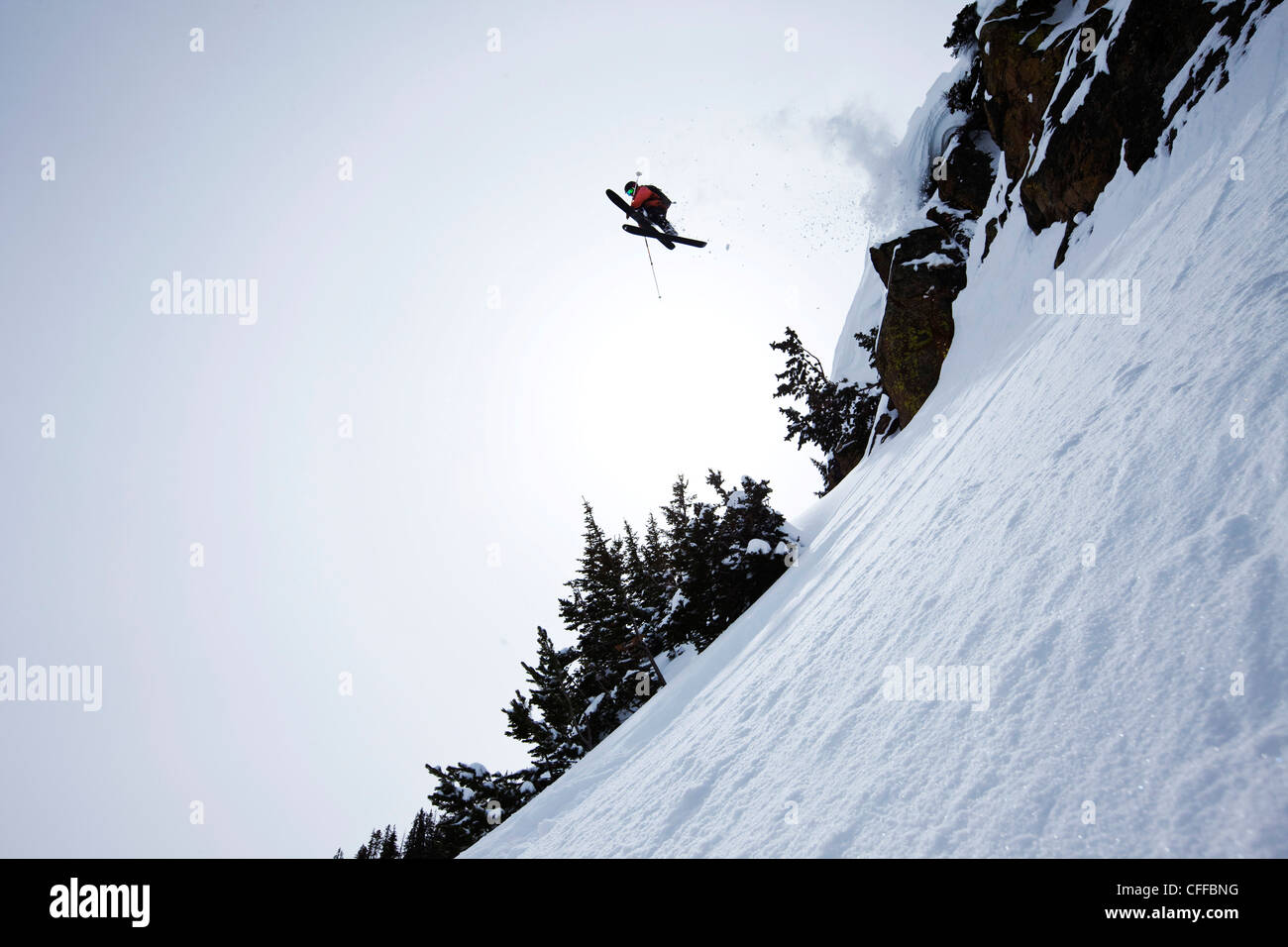 Telemark Ski Sprung von einer Klippe in das Hinterland in Montana