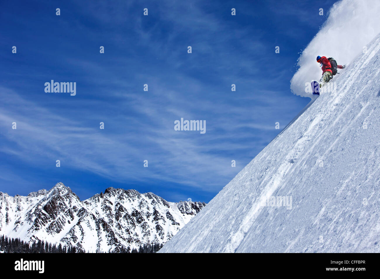 Einem sportlichen Snowboarder reißt frischem Powder Turns im Hinterland an einem sonnigen Tag in Colorado. Stockfoto
