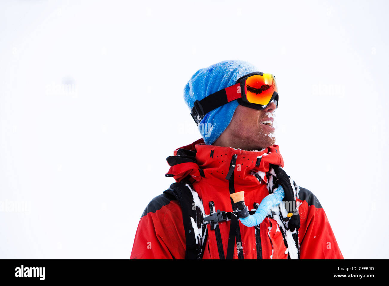 Ein Snowboarder Lächeln nach dem Rippen Frischpulver lehnt einen Berg in Colorado. Stockfoto