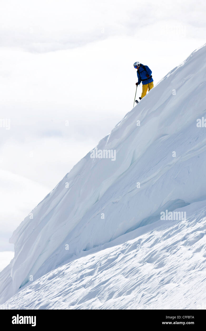 Ein Skifahrer Pfadfinder auf einem riesigen Gesims in Colorado seine Linie stehen. Stockfoto