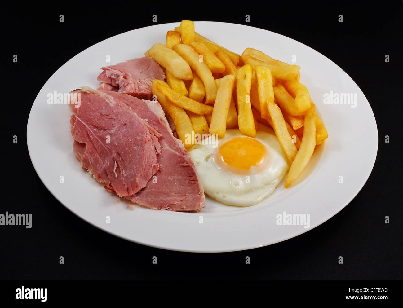 Nahaufnahme von Schinken, Ei und Chips. Ein traditionelles Gericht der britischen Cafe Stockfoto