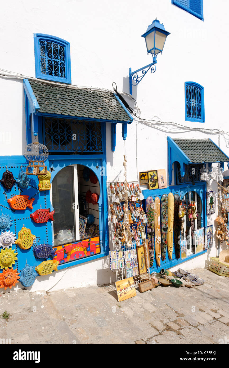 Sidi Bou Said. Tunesien. Blick auf Handarbeiten und Souvenirs zum Verkauf in der Klippe top Dorf Sidi Bou Said. Das Dorf ist Stockfoto