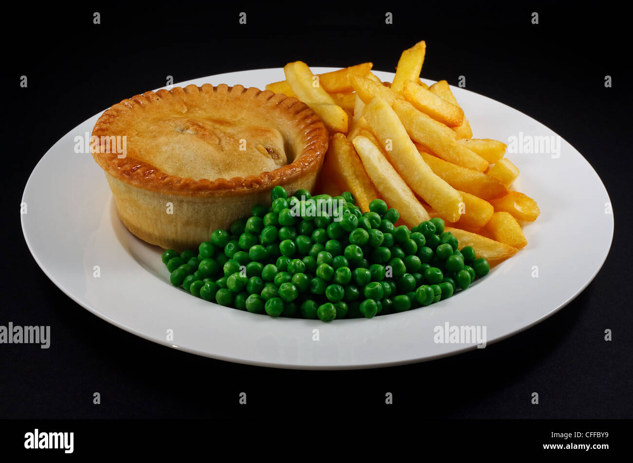 Pie und Chips mit Erbsen. Ein traditionelles Gericht der britische Bar Stockfoto