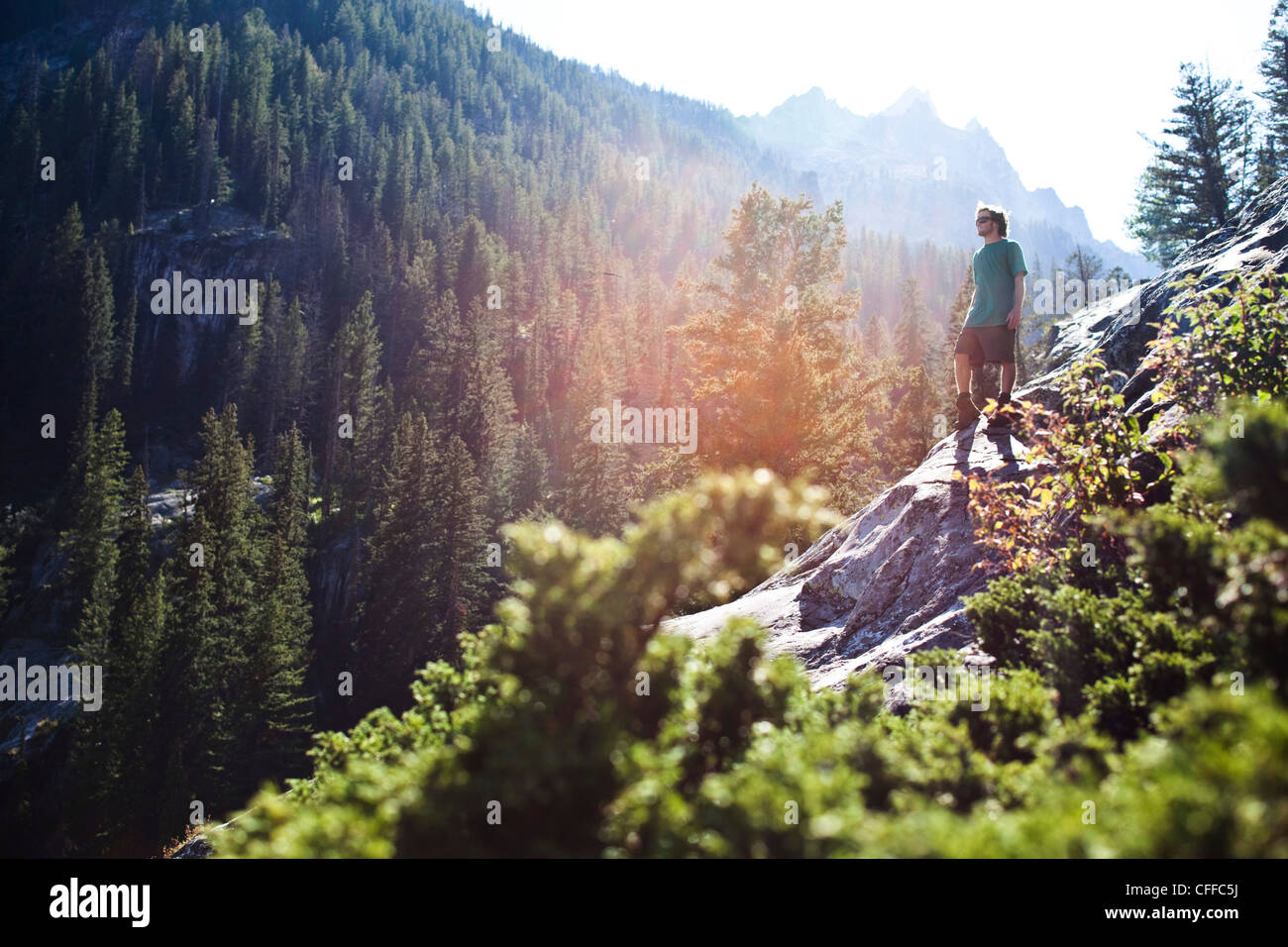 Ein junger Mann Wandern blickt auf das Tal in Wyoming. Stockfoto