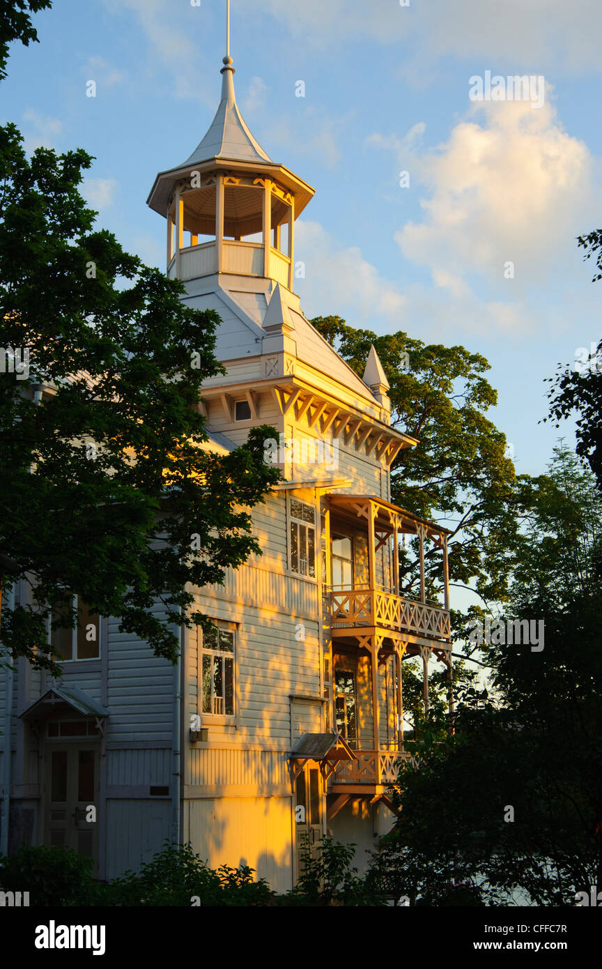 Holzhaus neben Töölonlahti (Töölo Bay), Helsinki Finnland Stockfoto