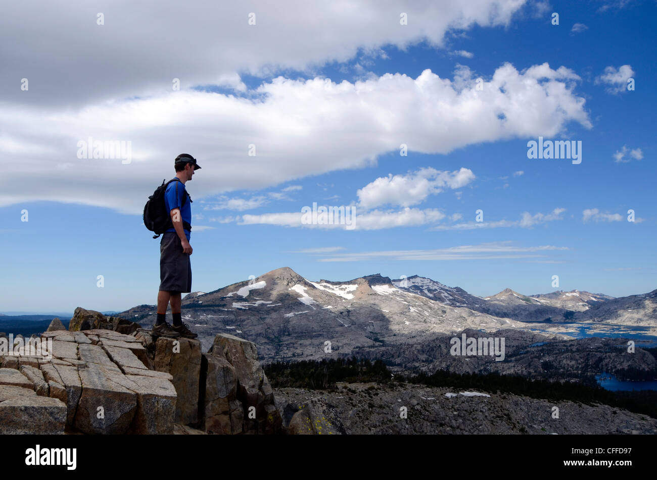 Ein männlicher Wanderer steht auf dem Gipfel des Mount Ralston Blick auf Pyramid Peak und Verwüstungwildnis im Sommer, CA. Stockfoto