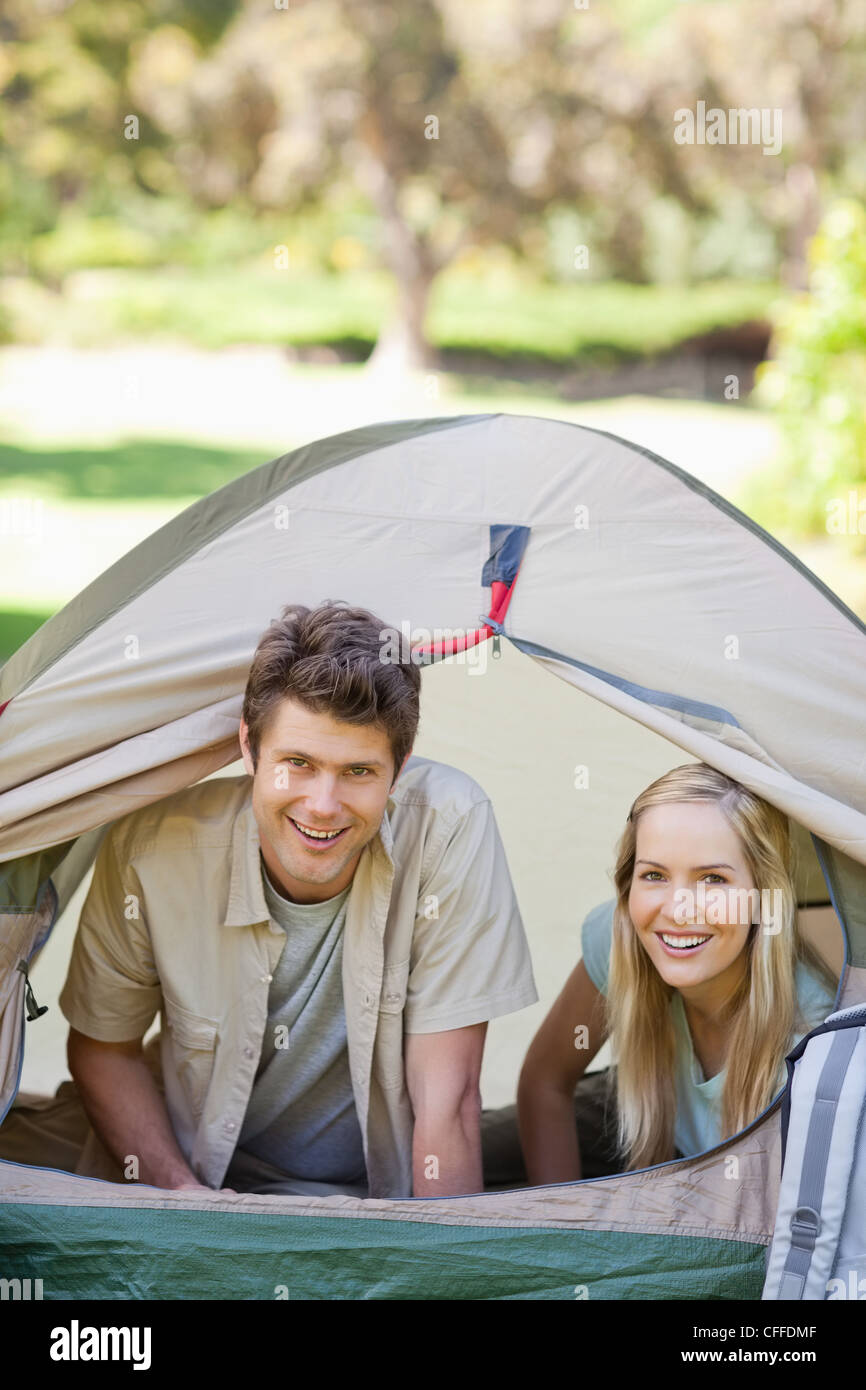 Ein camping paar wirklich genießen Sie ihren Urlaub Stockfoto