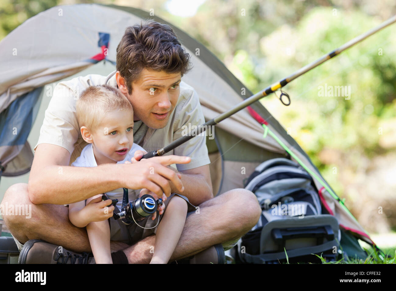 Vater und Sohn gemeinsam Fische fangen Stockfoto