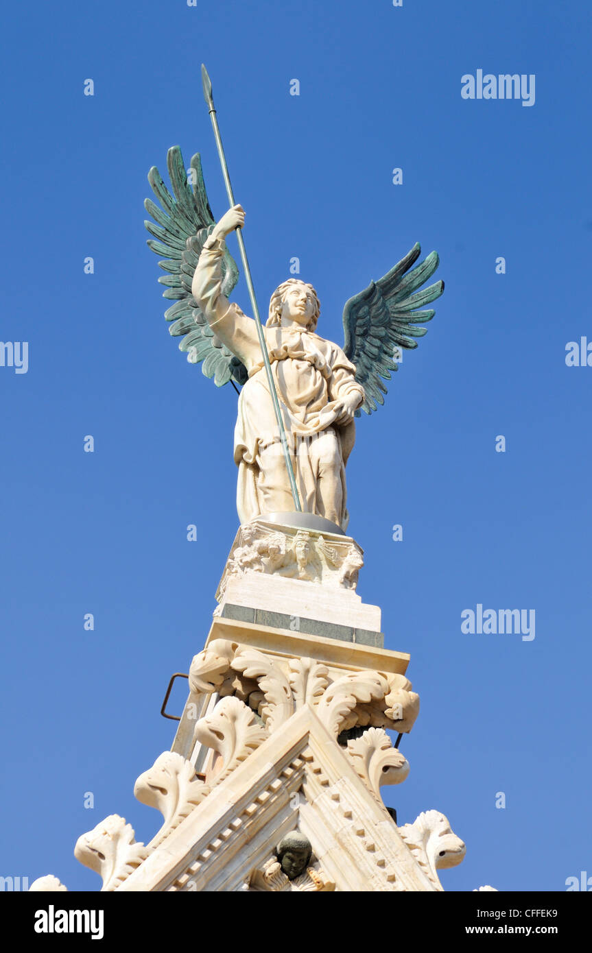 Statue auf der Dom von Siena (Duomo Santa Maria Assunta), Siena, Toskana, Italien, Europa Stockfoto