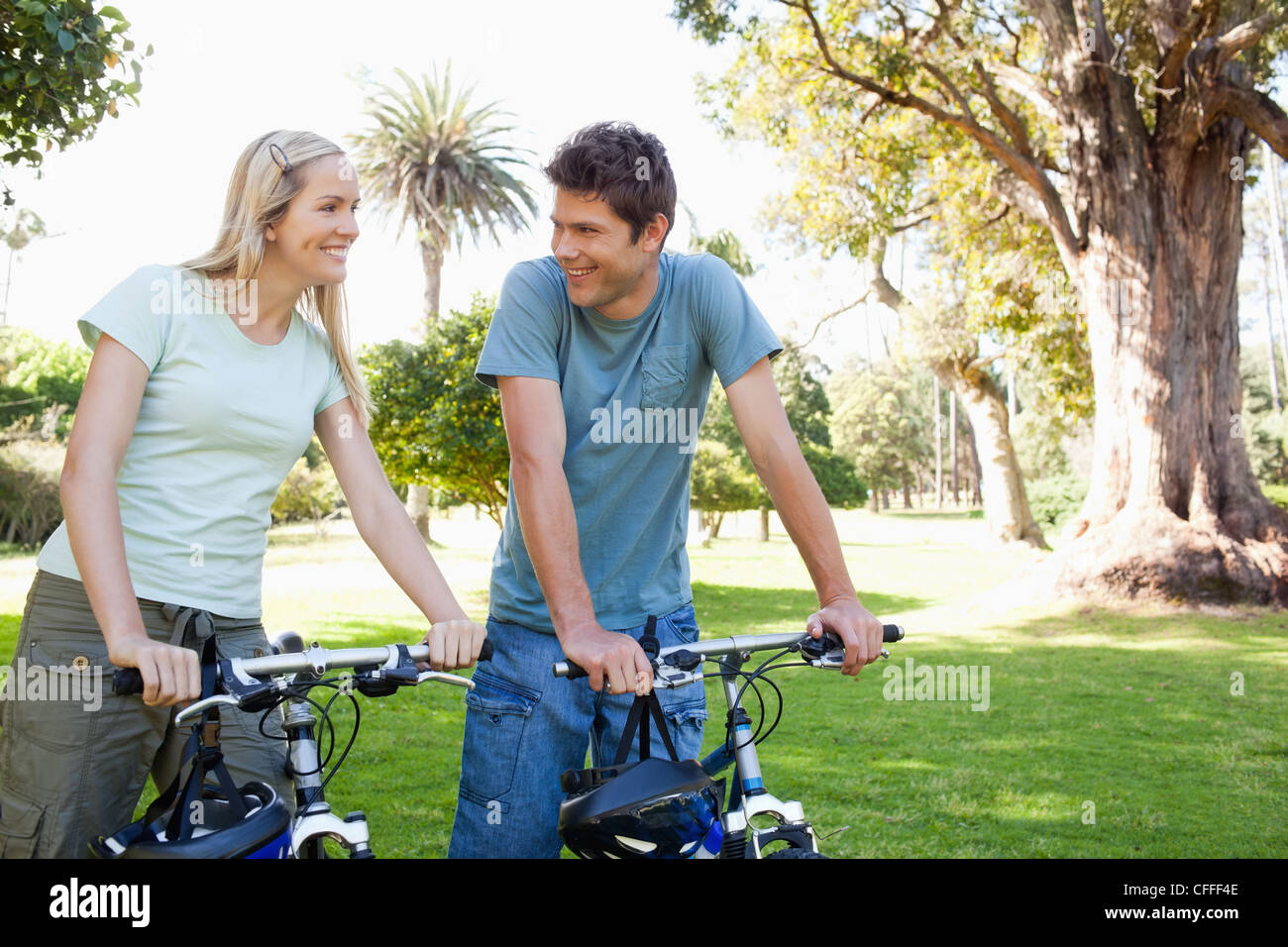 Ein glückliches Paar einander betrachten Stockfoto