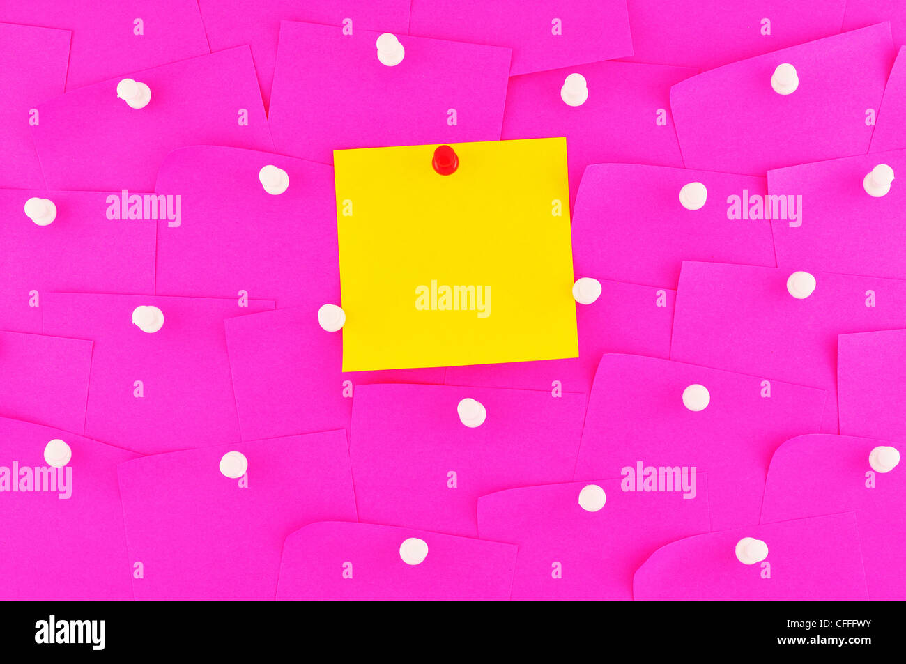 klebrige Anmerkung auf Pins am klebrigen merkt rosa Farbe Stockfoto