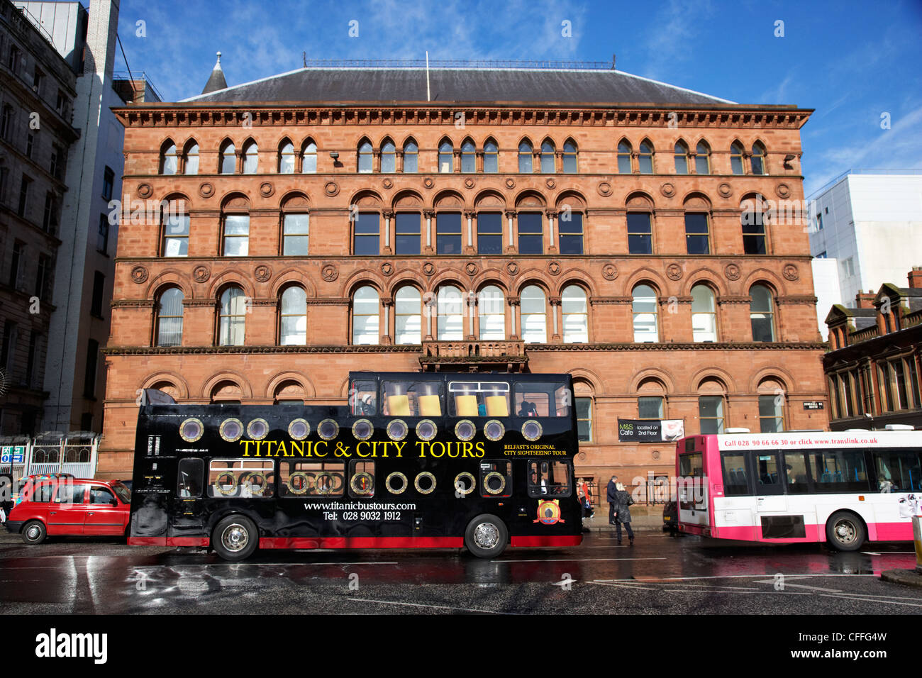 Titanic und offene Stadtrundfahrten vorbei an alten Richardson Owden Lagergebäudes Donegall square North Belfast Stadtzentrum Stockfoto