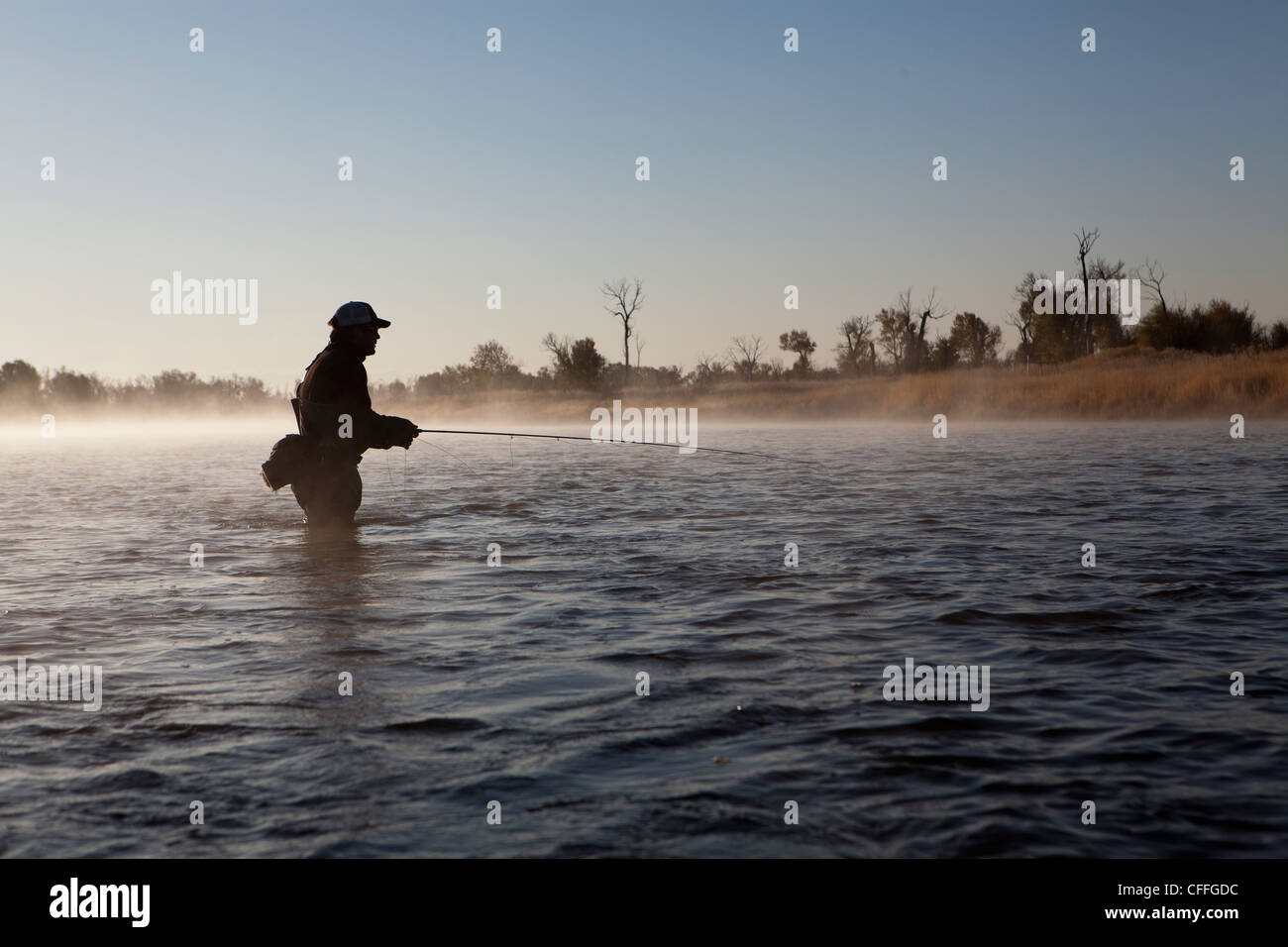 Ein Mann in den frühen Morgennebel Green River Angeln. Stockfoto