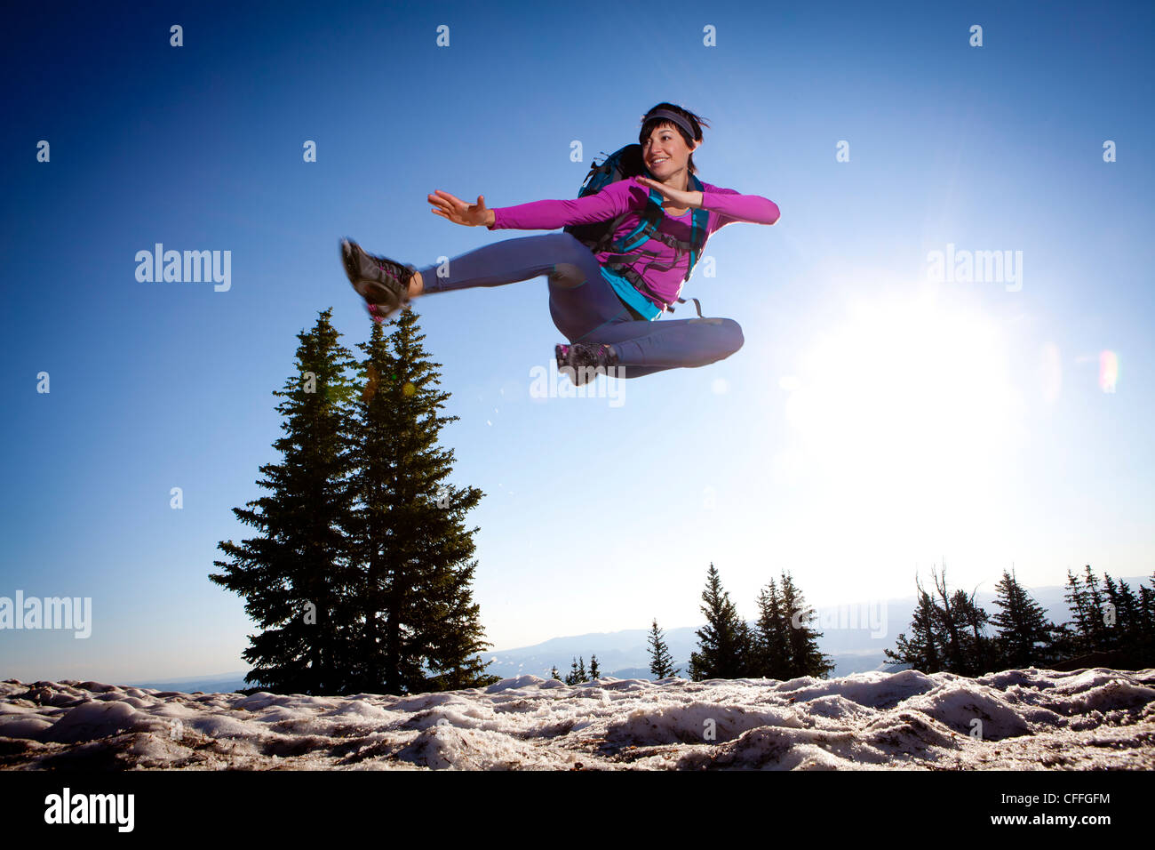 Eine Frau springt vor Freude auf der Wasatch Crest Trail. Stockfoto
