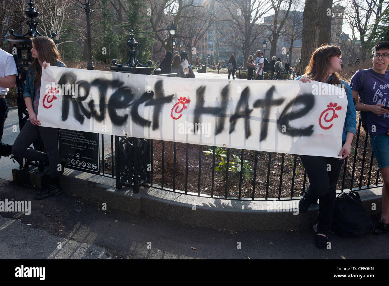 NYU Studenten und ihre Anhänger protestieren über Spenden, dass die Fastfood-Kette Chick-Fil-A, Anti-Homosexuell Gruppen gibt Stockfoto
